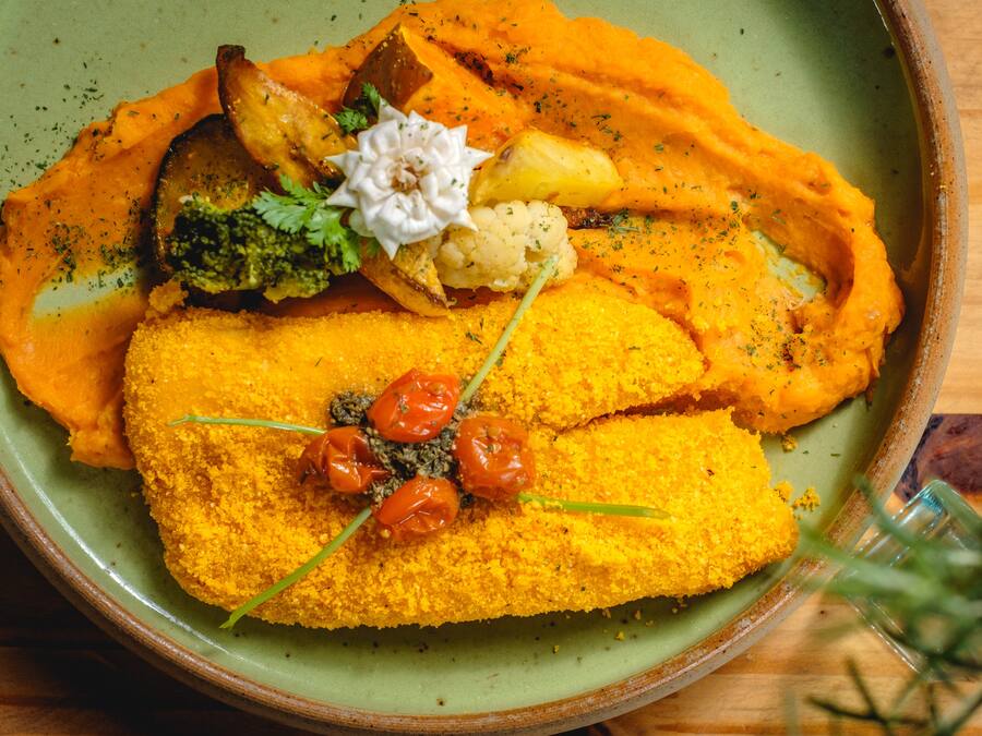 Tilápia em crosta com purê e legumes , pesto de manjericão e tomatinhos