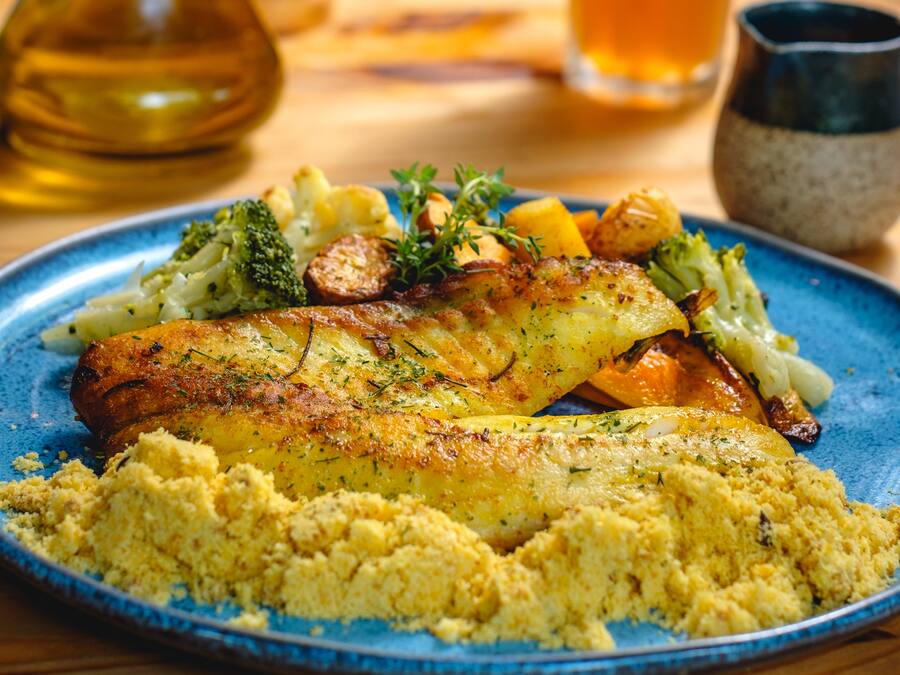 Tilápia grelhada com legumes sauté, banana da terra e farofibra