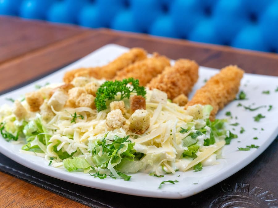 Tiras de Frango Crocante com Salada Caeser