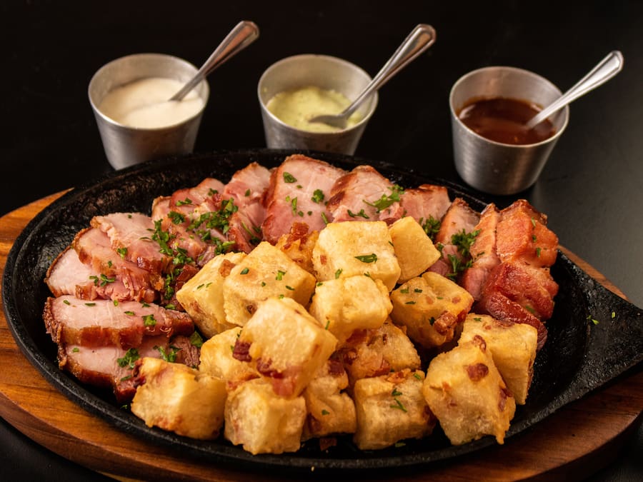 Torresmo de bacon c/ nossa mandioquinha frita