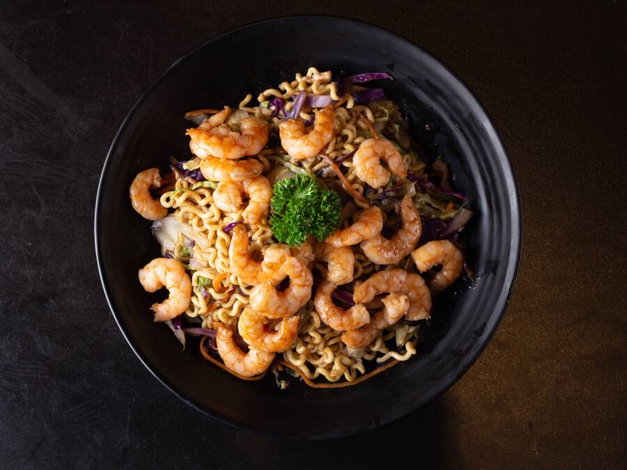 Yakisoba de Frutos do Mar (Camarão, Salmão e Lula)